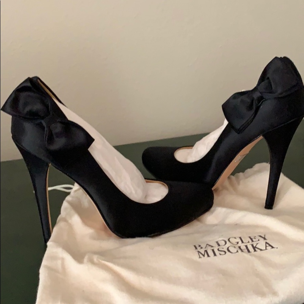Badgley mischka satin pumps